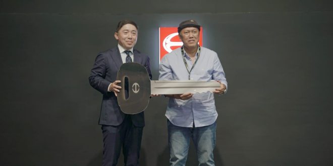 PT Jasa Berdikari Logistics Tbk Jadi Pembeli Pertama Hino 300 – 136 MDLR, Kunci Perdana Diserahkan di GIIAS 2025